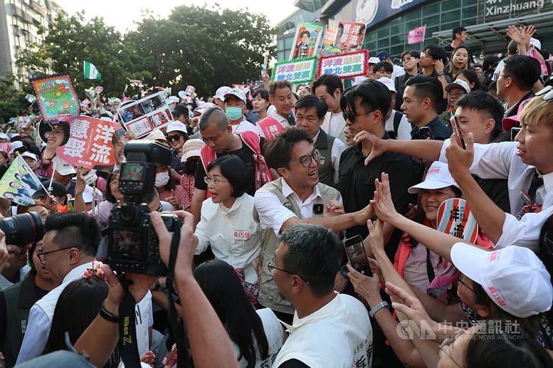 民進黨新北市長參選人蘇巧慧（中左）9日舉行北新莊聯合競選總部成立大會，同黨台北市長參選人沈伯洋（中右）到場相挺，吸引大批人潮到場支持，民眾爭相上前互動。中央社記者趙世勳攝　115年10月9日&nbsp;&nbsp;&nbsp;