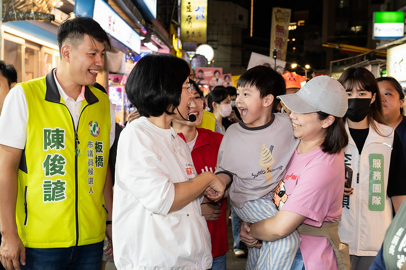 許多小朋友看到蘇巧慧直喊「是水獺媽媽！」蘇巧慧來者不拒，更親自一一感謝每一位支持的民眾，展現超高親和力和人氣。&nbsp;&nbsp;&nbsp;圖：蘇巧慧競總提供