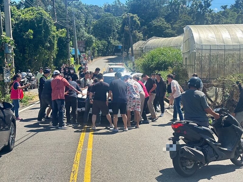 台中新社小客車重機碰撞　民眾合力抬車恢復交通