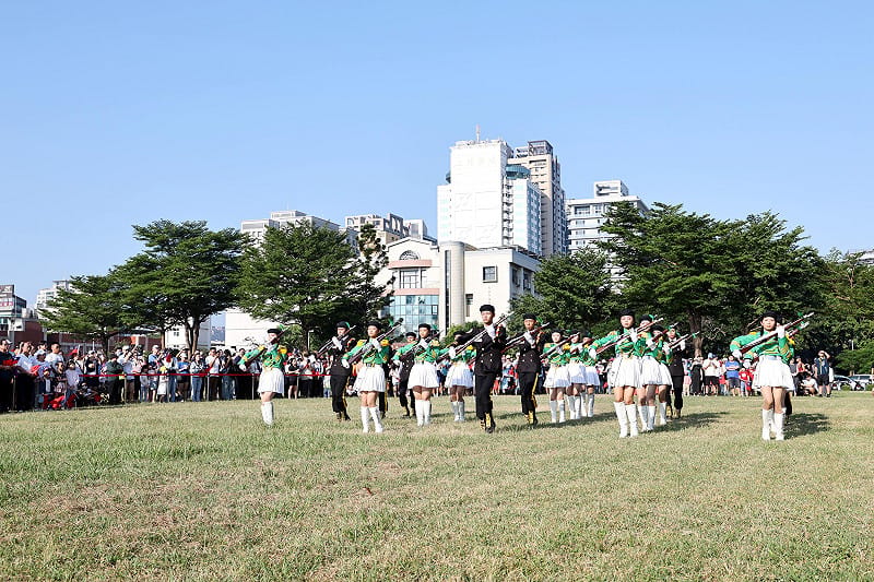 今年特別邀請蟬聯全國高級中等學校儀隊競賽冠軍、締造二連霸佳績的港明高中儀隊擔任開場演出，以整齊劃一的動作與充滿活力的演出揭開活動序幕，展現台南青年學子的自信與風采。&nbsp;&nbsp;&nbsp;圖：台南市政府提供