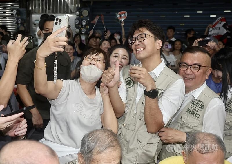 民進黨台北市長參選人沈伯洋（右2）10日晚間在台北出席萬華廣照宮「飛天大聖祖聖誕千秋慶典」，有支持民眾熱情上前與沈伯洋自拍合影。&nbsp;&nbsp;&nbsp;圖：中央社提供