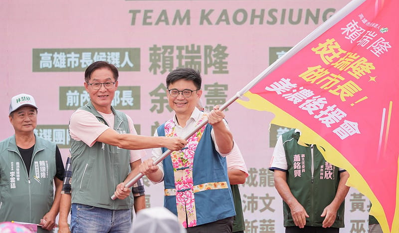 賴瑞隆(右)戰旗給美濃區後援會。&nbsp;&nbsp;&nbsp;圖：賴瑞隆競辦／提供