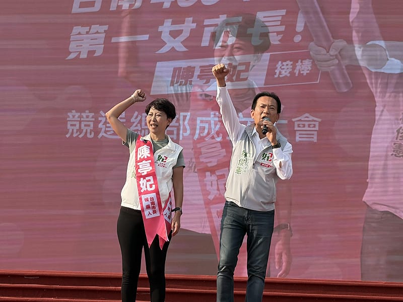 林俊憲在致詞時也火力全開，大酸國民黨對手謝龍介說：「我已經很久沒看到他了，我們這些老朋友如果有看到他，要叫他如果有空，就回台南走走看看。」引發現場民眾陣陣笑聲與掌聲。&nbsp;&nbsp;&nbsp;圖：黃博郎／攝