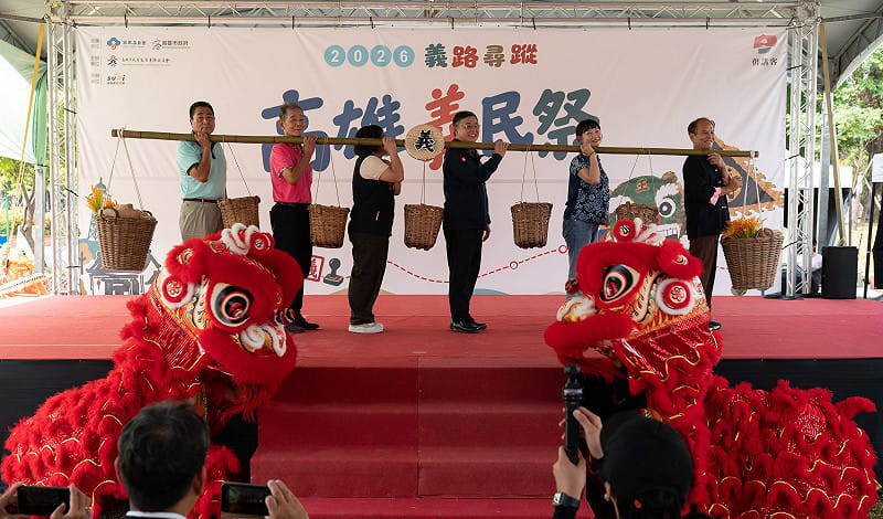 王啟川(右三)、楊瑞霞(右二)與貴賓在開幕儀式中共同挑起巨型擔子，象徵客家族群團結互助、齊心協力的精神。&nbsp;&nbsp;&nbsp;圖：高雄市客委會／提供