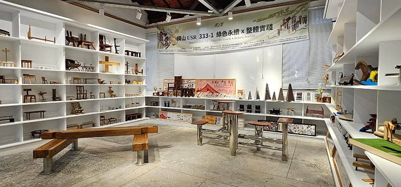 活動現場展出「家具．共生城市」一把周晬椅・一對婚約椅設計競賽作品。&nbsp;&nbsp;&nbsp;圖：高雄市青年局／提供