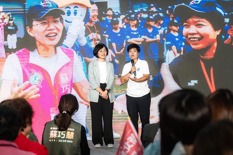  無任所大使、台灣第一位女子棒球主審劉柏君說，她與蘇巧慧多年來懷抱著同樣的信念，希望讓多元的女性力量被更多人看見，也讓世界看見台灣。 圖：蘇巧慧競總提供 