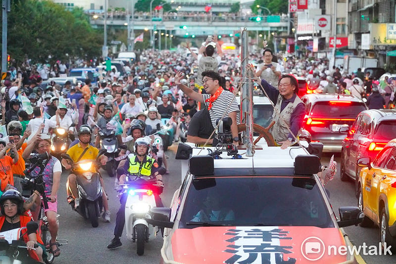 民進黨台北市長參選人沈伯洋今首次進行車掃，與立委王世堅一起。&nbsp;&nbsp;&nbsp;圖：張良一 / 攝