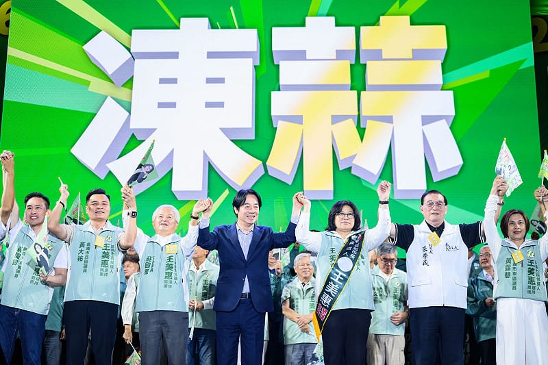 民進黨主席賴清德出席王美惠競選總部成立大會，為競選幹部授旗，呼籲嘉義鄉親支持王美惠。&nbsp;&nbsp;&nbsp;圖:民進黨提供
