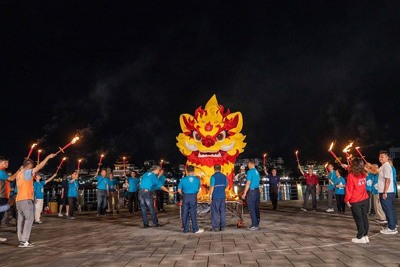 各界嘉賓圍成圓圈進行祈福儀式。&nbsp;&nbsp;&nbsp;圖：高雄市民政局／提供