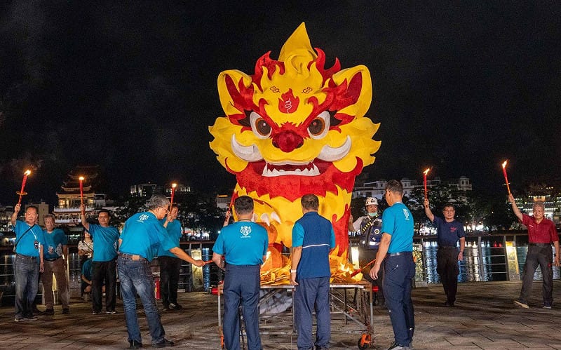 今年左營萬牛季火獅延續傳統火焰紋與輪廓，以圓潤的造型重新呈現，以紅、黃配色，象徵溫暖、守護與福氣。&nbsp;&nbsp;&nbsp;圖：高雄市民政局／提供