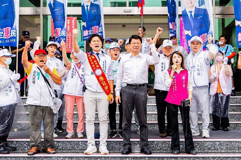蔡淑惠留下高達 12,424 票的龐大空白。但未明確指定接班人，國民黨陳冠諭因政黨屬性重疊度高，最被期待能承接蔡的票源。&nbsp;&nbsp;&nbsp;圖：翻攝陳冠諭臉書