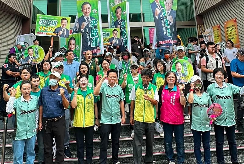 李啓維自 2018 年接棒父親李文正以來，父子倆長期扎根基層，打造出「一人當選、二人服務」的口碑，擁有極為穩健的基本盤。&nbsp;&nbsp;&nbsp;圖：翻攝李啟維臉書