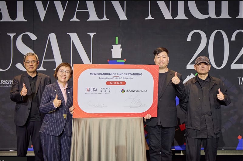 文策院與台韓影視夥伴共同展示 MOU 簽署手板。（左起：影一製作所 CEO 李鐘培、文策院董事長王時思、韓國 B.A. Entertainment CEO Billy、曼尼娛樂執行董事張威縯）. Entertainment CEO Billy、曼尼娛樂執行董事張威縯）。&nbsp;&nbsp;&nbsp;圖：文策院提供