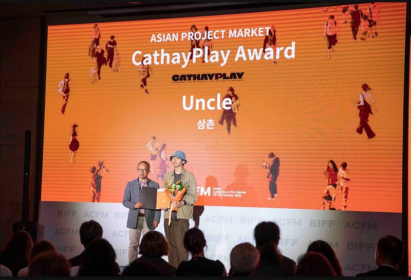 台灣作品企劃《阿叔》（Uncle）於亞洲項目市場（APM）單元表現優異，榮獲「CathayPlay Award」殊榮，由導演顏皓軒（右）上台領獎。&nbsp;&nbsp;&nbsp;圖：文策院提供