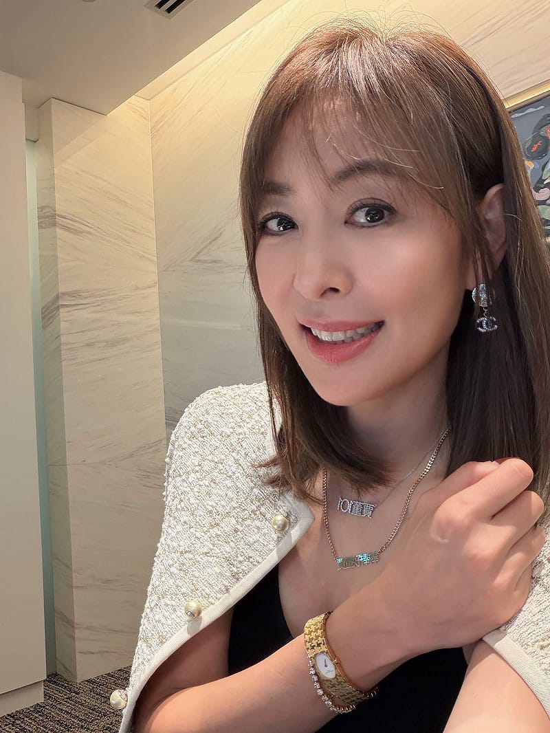 賈永婕說，今天戴的手錶也是Dior，「這是大學畢業時奶奶送我的禮物，至今已經30多年了，是我最珍貴的一樣精品」。&nbsp;&nbsp;&nbsp;圖：翻攝賈永婕臉書粉專