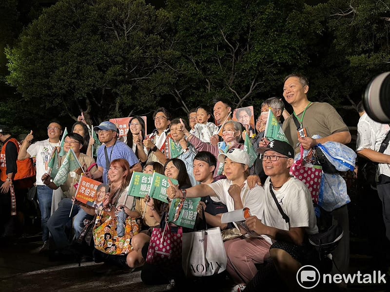  沈伯洋赴士林夜市掃街。 圖：高逸帆／攝 