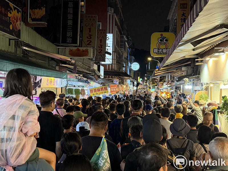 沈伯洋赴士林夜市掃街,人潮擠滿通道。 圖:高逸帆/攝 沈伯洋赴士林夜市掃街,人潮擠滿通道。 圖:高逸帆/攝
