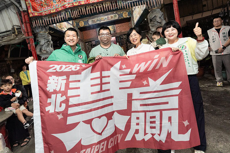 民眾自製「新北慧贏」大旗到場為蘇巧慧加油。&nbsp;&nbsp;&nbsp;圖：蘇巧慧競總提供