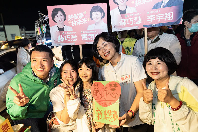 蘇巧慧懇請大家支持在地優秀的新北市議員李宇翔、新北市議員候選人戴翎育，期盼11月28日不僅市長要贏、議員更要「兩席都上」，一起迎接新北新時代。&nbsp;&nbsp;&nbsp;圖：蘇巧慧競總提供
