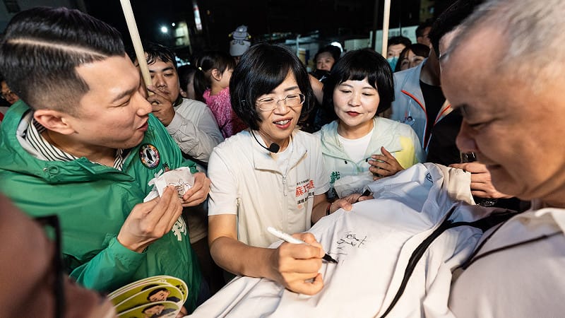 蘇巧慧在林口夜市為支持民眾簽名。&nbsp;&nbsp;&nbsp;圖：蘇巧慧競總提供