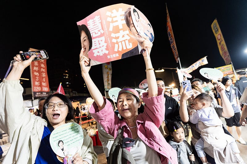  蘇巧慧一到場，便受到眾人熱烈歡迎，現場高喊「凍蒜！」、「一定要會贏！」 圖：蘇巧慧競總提供 