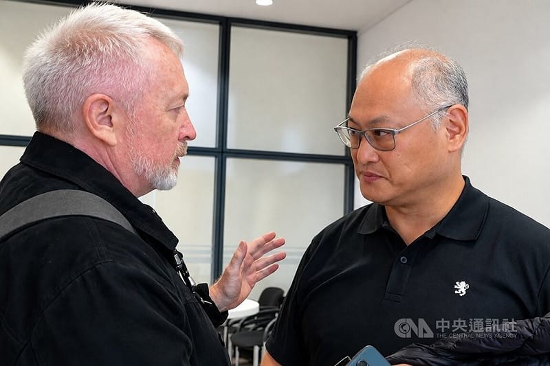台灣人權工作者李明哲（右）2017年遭中國拘捕期間，德國資深記者雷（Michael Leh，左）曾在德國報導李明哲案，呼籲國際社會關注。時隔近10年，李明哲訪柏林座談，兩人相見惺惺相惜，續寫情誼。中央社記者林尚縈柏林攝　115年10月14日&nbsp;&nbsp;&nbsp;圖：中央社提供