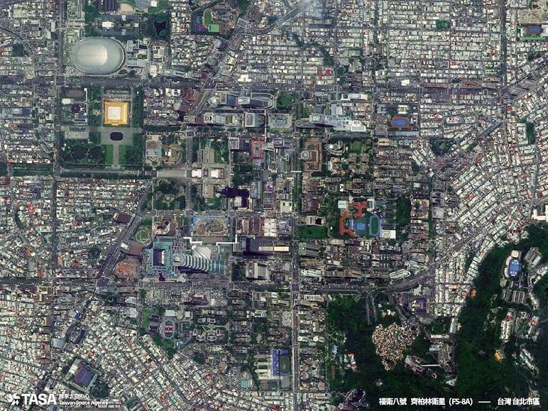 國家太空中心15日釋出齊柏林衛星新一波取像成果，台北市區影像可見台北101的建物細節及大巨蛋的棚頂紋理。&nbsp;&nbsp;&nbsp;圖：國家太空中心提供