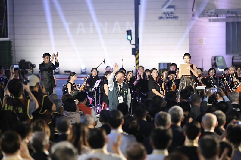 黃偉哲表示，鐵路地下化不僅是交通建設的重要里程碑，更象徵台南都市縫合與城市空間翻轉的新起點，未來市府將持續推動綠園道建設及周邊環境改造，讓重大建設成果融入市民生活。&nbsp;&nbsp;&nbsp;圖：台南市政府提供