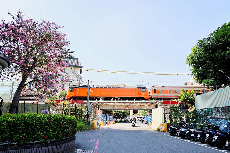 隨著今晚最後一班地面列車駛離，明日首班列車將正式駛入地下軌道，陪伴台南市民超過百年的地面鐵路也將逐步走入歷史。&nbsp;&nbsp;&nbsp;圖：台南市政府提供