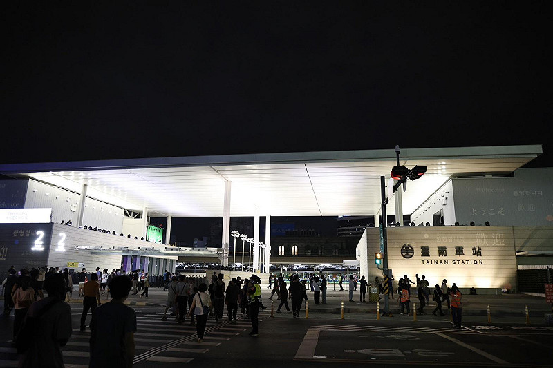 隨著今晚最後一班地面列車駛離，明日首班列車將正式駛入地下軌道，陪伴台南市民超過百年的地面鐵路也將逐步走入歷史。&nbsp;&nbsp;&nbsp;圖：台南市政府提供
