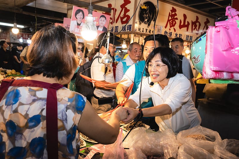 蘇巧慧逐一向支持者問好，並感謝大家的支持與鼓勵，展現選戰倒數階段持續升溫的高人氣。&nbsp;&nbsp;&nbsp;圖：蘇巧慧競總提供