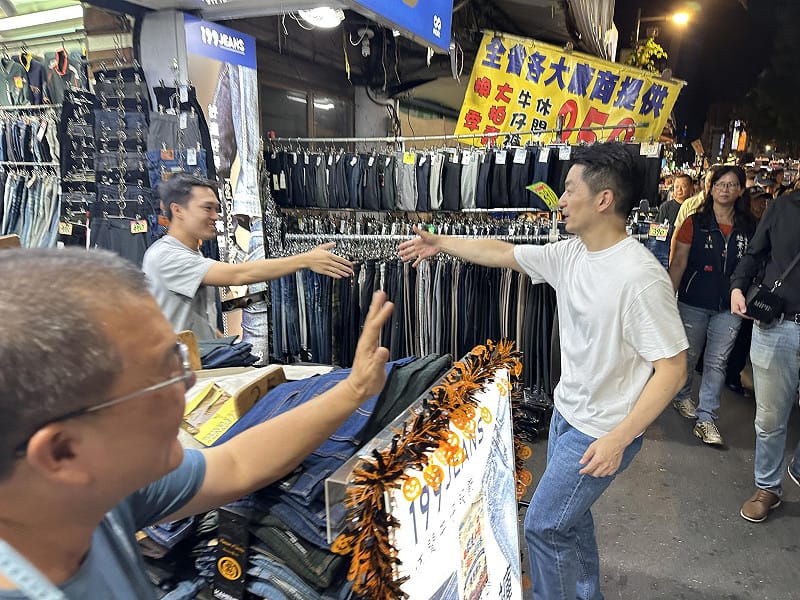 蔣萬安晚間臨時安排到萬華龍山寺旁的廣州街、華西街與梧州街夜市「公務考察」。&nbsp;&nbsp;&nbsp;圖：張良一/攝