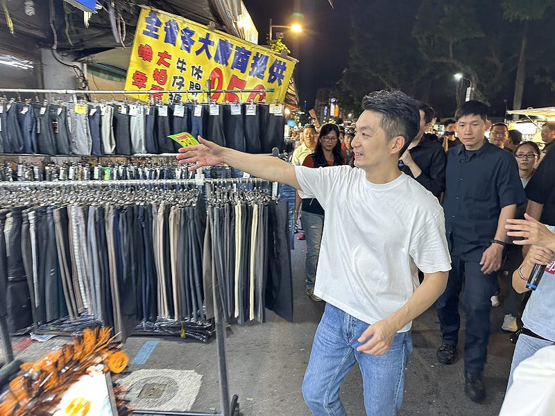 蔣萬安晚間臨時安排到萬華龍山寺旁的廣州街、華西街與梧州街夜市「公務考察」。&nbsp;&nbsp;&nbsp;圖：張良一/攝