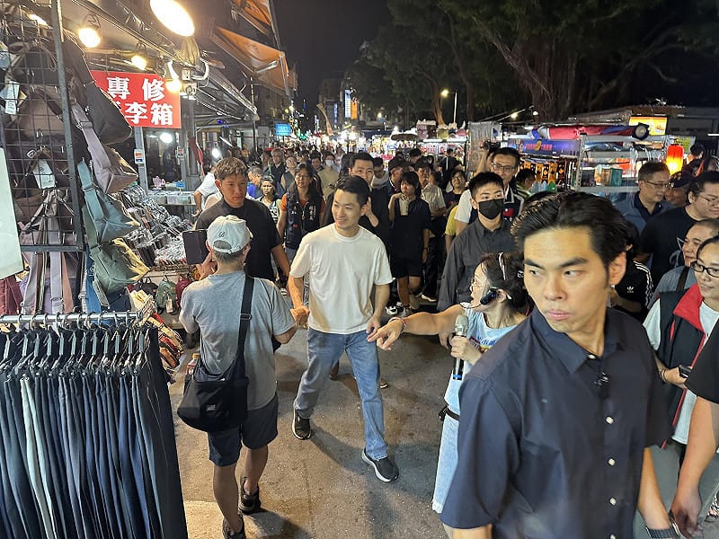 蔣萬安晚間臨時安排到萬華龍山寺旁的廣州街、華西街與梧州街夜市「公務考察」。&nbsp;&nbsp;&nbsp;圖：張良一/攝
