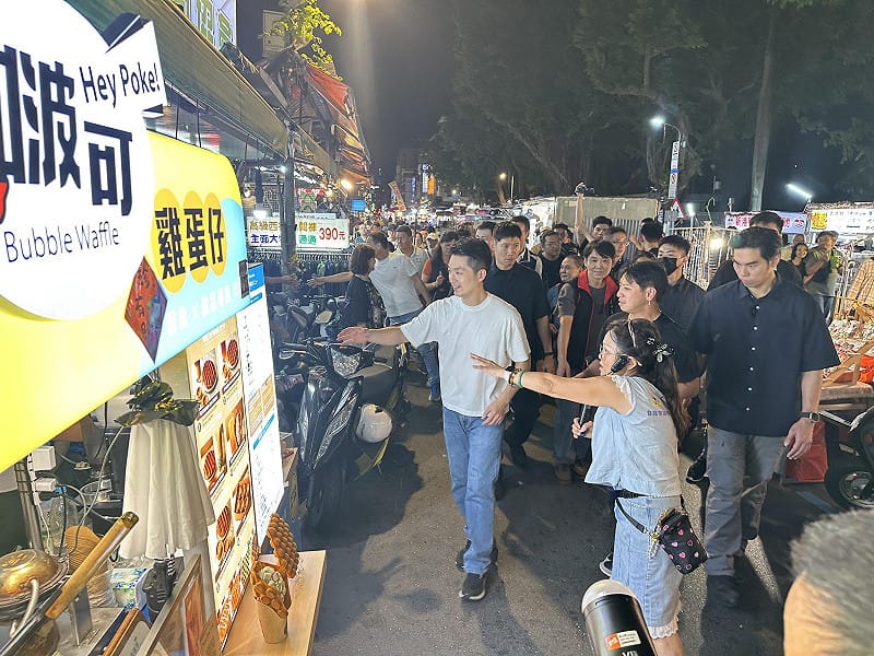 蔣萬安晚間臨時安排到萬華龍山寺旁的廣州街、華西街與梧州街夜市「公務考察」，並與民眾握手。&nbsp;&nbsp;&nbsp;圖：張良一/攝
