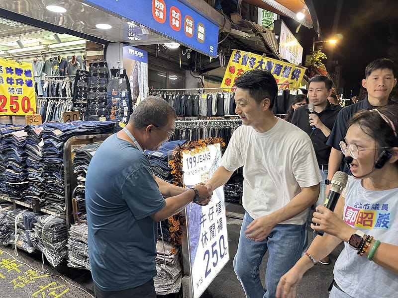 蔣萬安晚間臨時安排到萬華龍山寺旁的廣州街、華西街與梧州街夜市「公務考察」。&nbsp;&nbsp;&nbsp;圖：張良一/攝