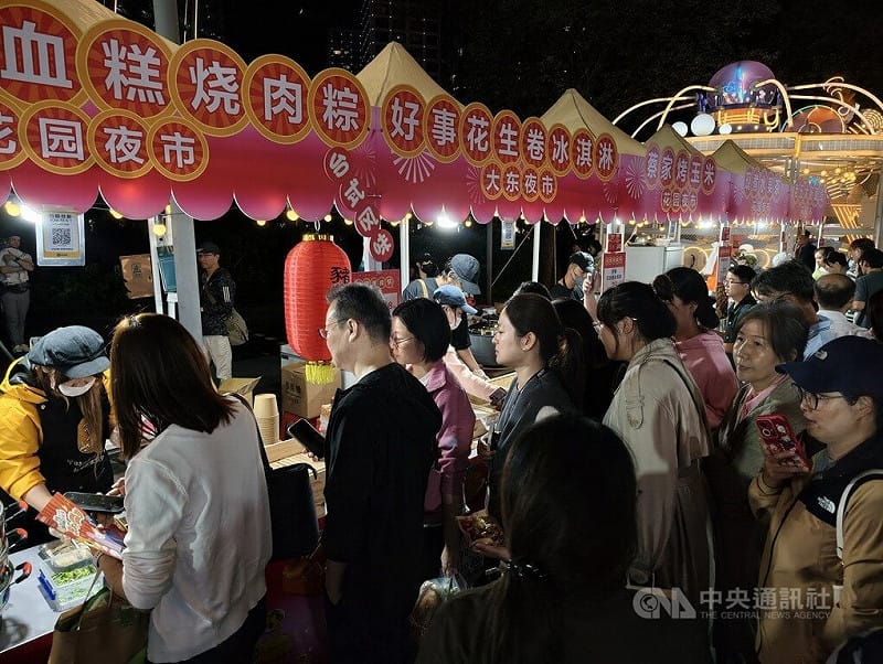 第5屆蘇州台灣美食節16日晚上揭幕，由於品質提升，定價更親民，加上嘗試新的行銷宣傳策略，開展首日白天的客流量已是上一屆的5倍。&nbsp;&nbsp;&nbsp;圖：中央社