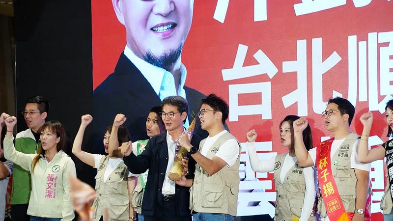 劉建國、沈伯洋互贈筍子與戰鬥陀螺，盼台北順起來、雲林動起來。&nbsp;&nbsp;&nbsp;圖：劉建國辦公室提供