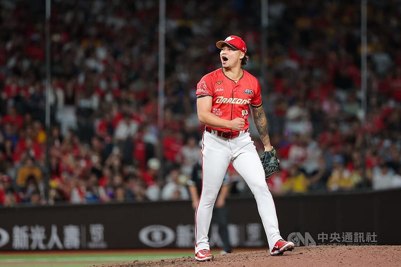 龍隊投手林凱威9局登板，送出1次三振無失分，成功關門助隊搶勝。中央社記者翁睿坤攝　115年10月17日&nbsp;&nbsp;&nbsp;