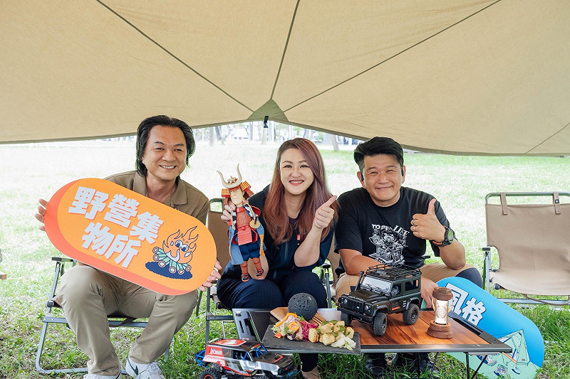 高閔琳(中)宣布風格帳篷即日起開放線上報名，數量有限、額滿為止。&nbsp;&nbsp;&nbsp;圖：高雄市觀光局／提供
