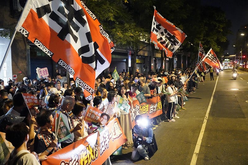 沈伯洋車隊行經路段，沿街聚集大批支持民眾，夾道為車隊加油。&nbsp;&nbsp;&nbsp;圖：張良一/攝