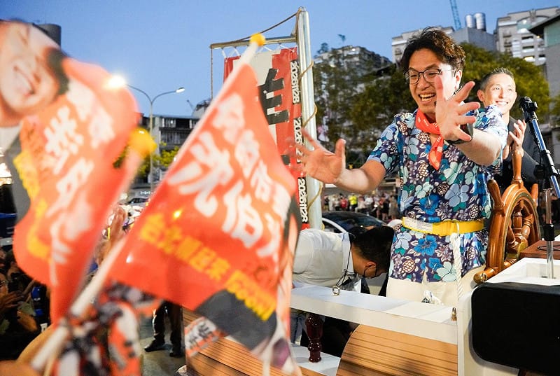 沈伯洋向路旁的家人揮手致意，親友與支持者共同為車隊加油。&nbsp;&nbsp;&nbsp;圖：張良一/攝