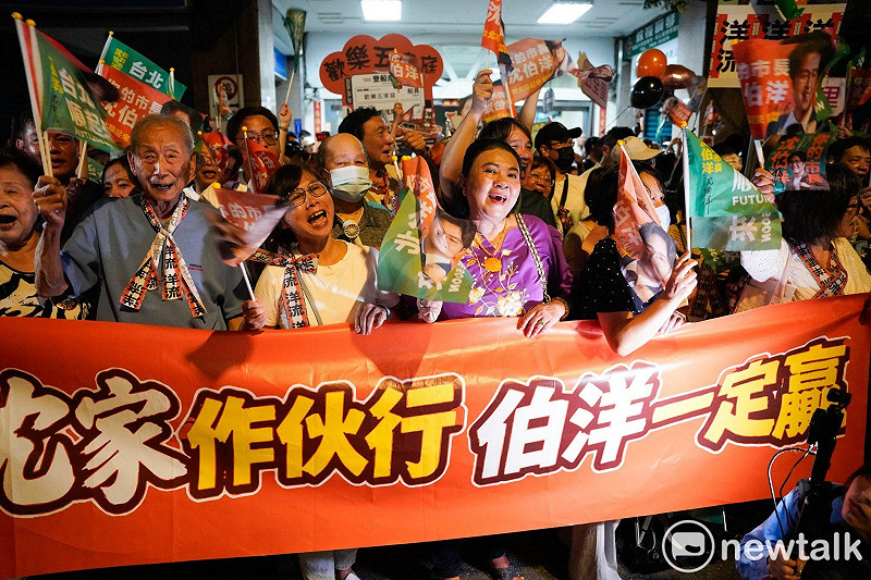 沈伯洋向路旁的家人揮手致意，親友與支持者共同為車隊加油。&nbsp;&nbsp;&nbsp;圖：張良一/攝