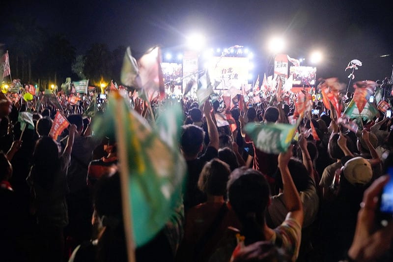 沈伯洋掃街車隊抵達終點民權公園，現場聚集大批支持者。&nbsp;&nbsp;&nbsp;圖：張良一/攝