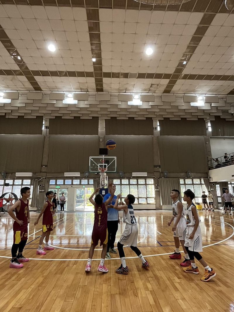 台南市府城籃球協會舉辦「115年臺南市府城議長盃三對三鬥牛賽」，規劃五大競賽組別，總計76支隊伍共襄盛舉前來參加，期盼透過精彩賽事，讓更多市民感受籃球運動的魅力。&nbsp;&nbsp;&nbsp;圖：台南市府城籃球協會提供