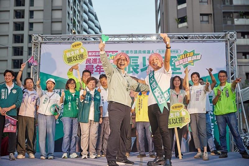 張以理邀請賴瑞隆戴上粉紅色假髮，再次變身「百變隆隆」熱舞。&nbsp;&nbsp;&nbsp;圖：張以理競總／提供