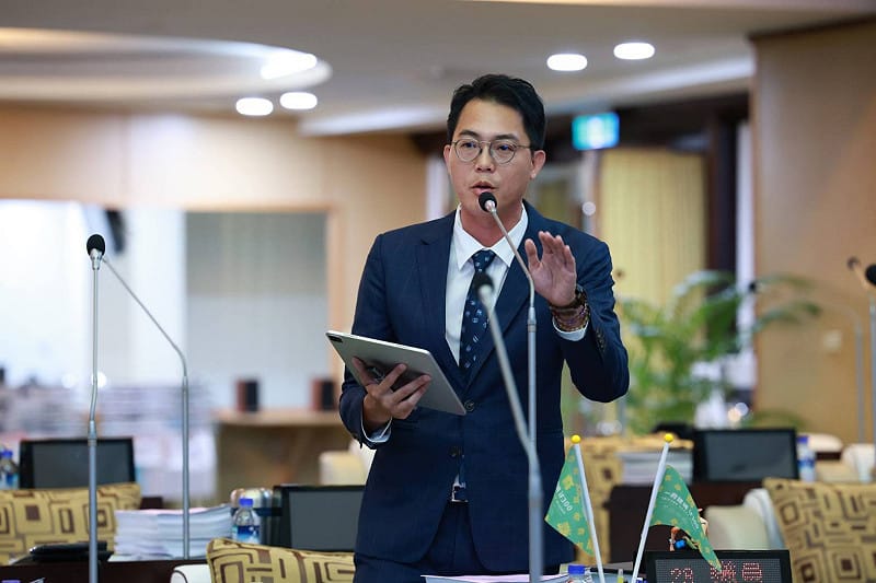 李宗霖問政展現專業，並加入民進黨團運作，成功吸納部分泛綠支持者。面對民進黨這次採取低額提名、意圖搶回第2席的壓力，他在文宣看板打出「夾縫中求生存」的哀兵訴求力拚連任。&nbsp;&nbsp;&nbsp;圖：本報資料照片