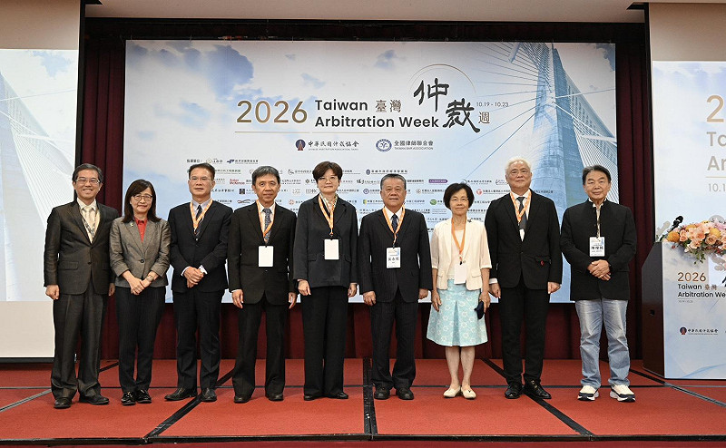 「2026臺灣仲裁週」今（19）日在台北市隆重揭幕，產官學研熱烈參與。左起為吳梓生副理事長、林奕華副市長、黄謀信次長、羅昌發副院長、李玲玲理事長、吳永乾理事長、高金枝秘書長、陳為祥副主委及陳煌銘監事會召集人。&nbsp;&nbsp;&nbsp;圖：中華民國仲裁協會提供
