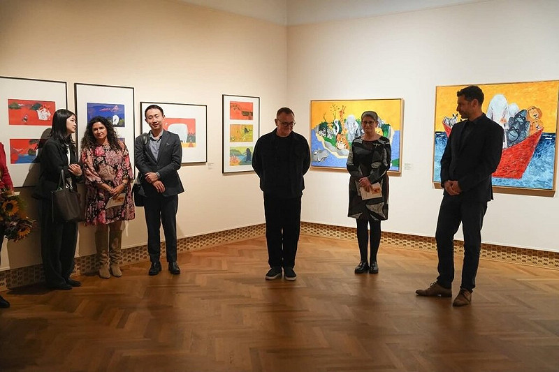 捷克插畫家瑞杰可（Tomáš Řízek）個人畫展「幻彩異境」近期在捷克莫斯特博美術館（Regional Museum and Gallery in Most）開幕，共呈現約 100 幅裱框的插畫作品，以及 16 幅精選繪畫，展出至2027年2月7日，是他藝術創作的階段性總覽。&nbsp;&nbsp;&nbsp;圖：Regional Museum and Gallery in Most提供