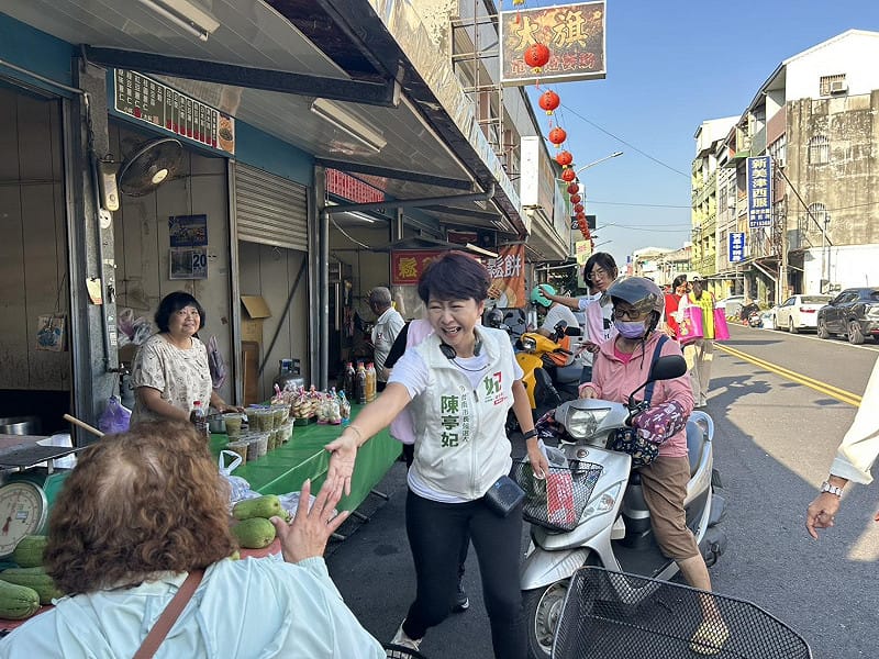 台南市長候選人陳亭妃偕同市議員吳通龍、陳秋宏前往六甲市場、麻豆市場向鄉親請安問好，沿途與攤商及民眾親切互動，關心傳統市場的經營現況與未來發展。&nbsp;&nbsp;&nbsp;圖：陳亭妃競選總部提供